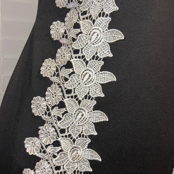 Black dress with white lace - Picture 6 of 8